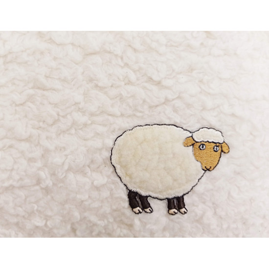 Schäfchenapplikation auf Baumwollplüsch