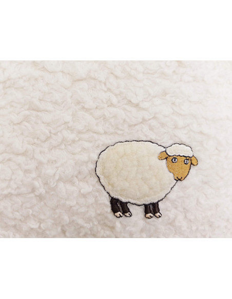 Schäfchenapplikation auf Baumwollplüsch