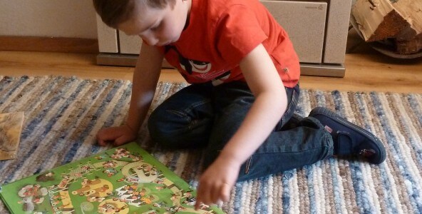 Kind spielt auf Teppich